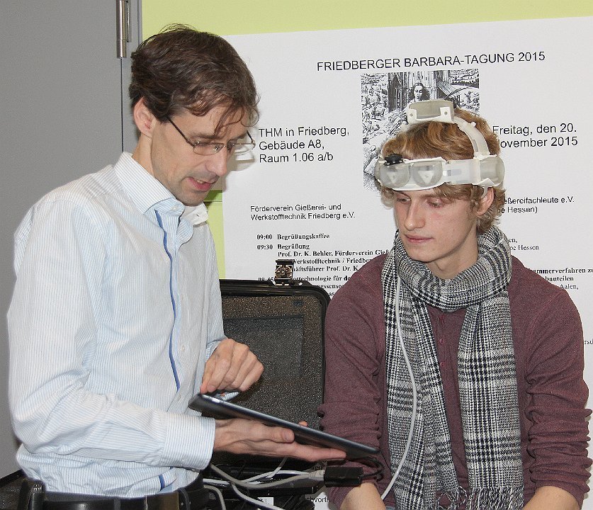 Vorführung zur akkustischen Messung von Gehirnschwingungen. Links Herr I. Thiemann (Foto: K. Schmidt / THM)