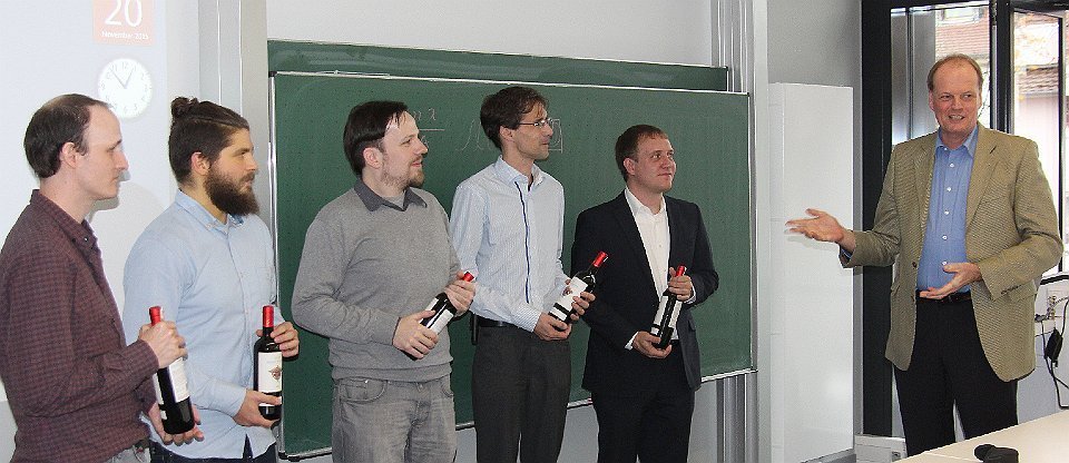 Prof. Dr. Behler (rechts) bedankt sich bei den Referenten (v. l.: M. Kremer, K. Dudek, S. Held, I. Tiemann, F. Hofmann) (Foto: K. Schmidt / THM)