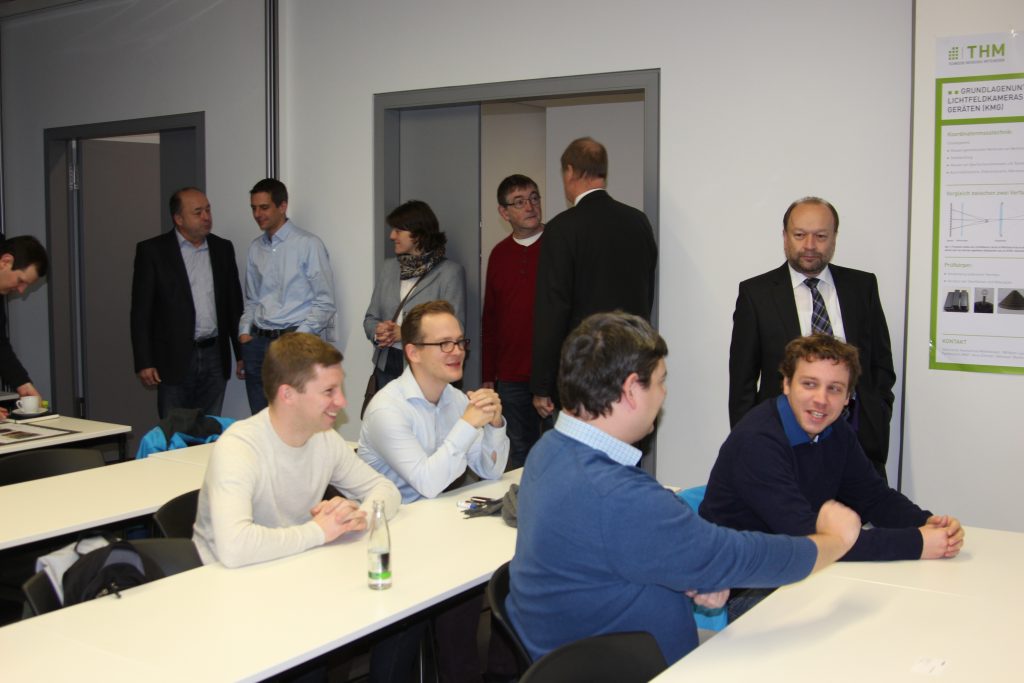 Tagungsteilnehmer im Pausengespräch (Foto: K. Schmidt / THM)