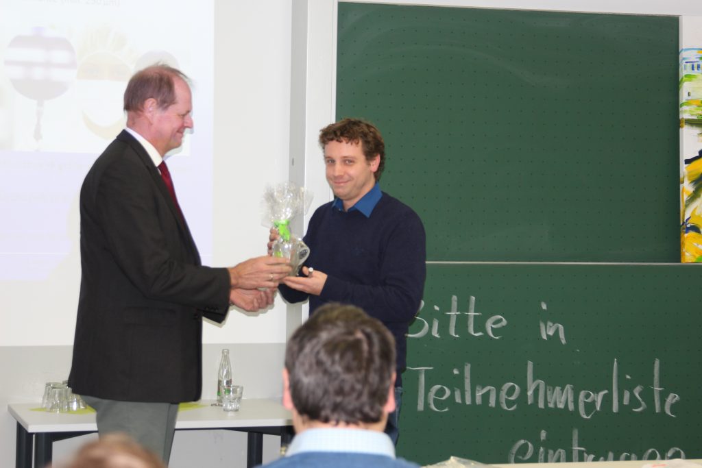 Prof. Dr. K. Behler (links) bedankt sich beim Referenten Ulrich Rädel (TOPAG / Darmstadt) (Foto: K. Schmidt / THM)