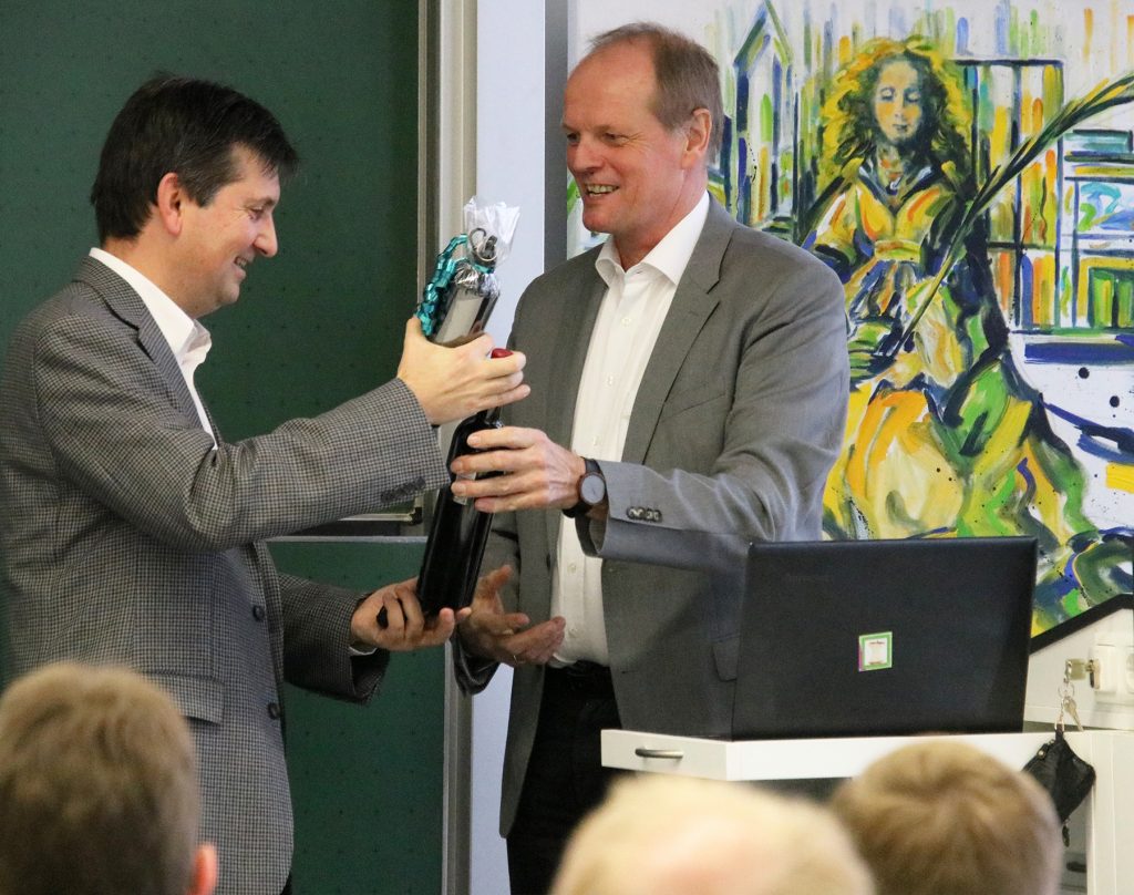 Prof. Dr. K. Behler (rechts) bedankt sich beim Referenten Dr. Beltz (WPI Germany) (Foto: K. Schmidt / THM)