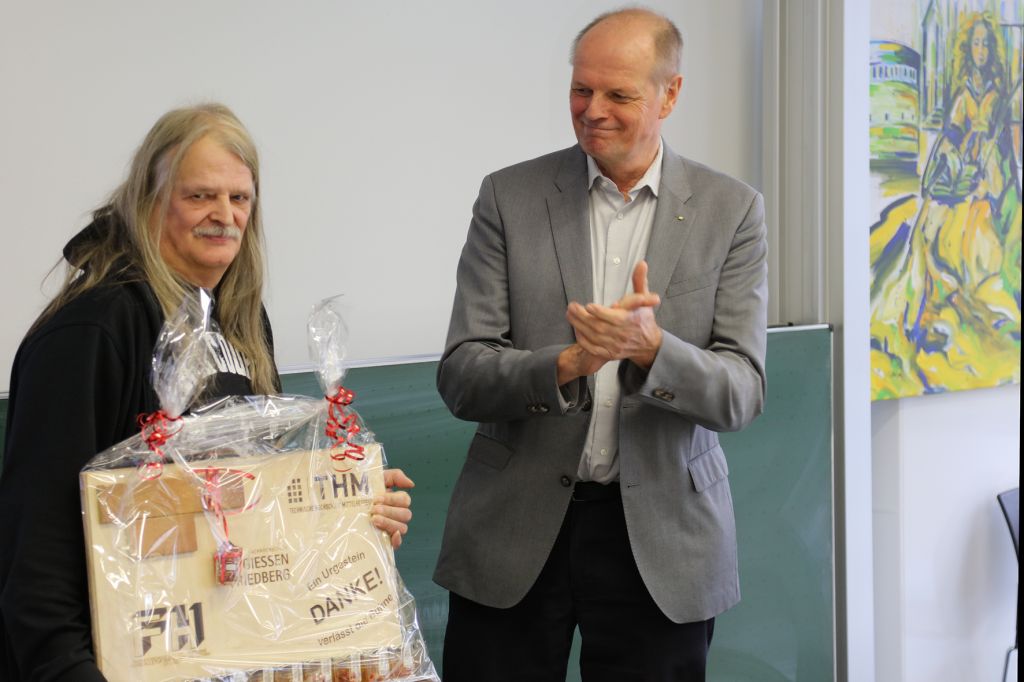 Prof. Dr. Behler bedankt sich bei Herrn Fehr (links) für sein langjähiges Engagement an der THM und im Förderkreis GW