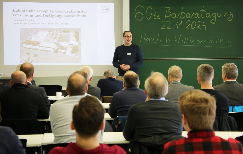 Herr H. Sprankel / Werth Messtechnik stellt Möglichkeiten der Computertomographie in Forschung und industrieller Fertigung vor (Foto: K. Schmidt / THM)