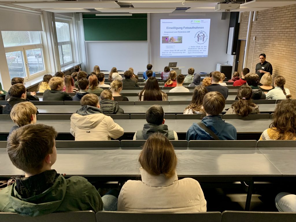 Vorstellung des Programms des MINT-Strahlentages und des geplanten Ablaufs durch unser Vorstandsmitglied Daniel Thölken in den Hörsälen der THM am Campus Gießen.